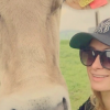 Paris Hilton en Suisse découvre les verts paturages et les vaches / photo postée sur le compte Instagram de l'héritière américaine.