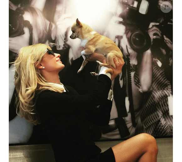 Paris Hilton et son chien Peter Pan / photo postée sur le compte Instagram de l'héritière américaine.