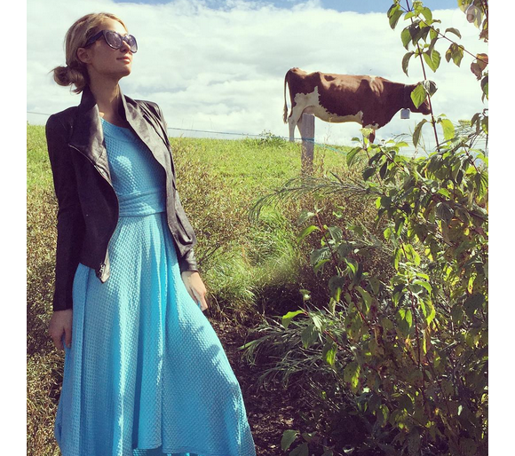 Paris Hilton vit en Suisse au milieu des vaches et des prés / photo postée sur le compte Instagram de l'héritière américaine.