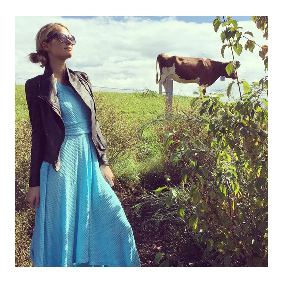 Paris Hilton vit en Suisse au milieu des vaches et des prés / photo postée sur le compte Instagram de l'héritière américaine.