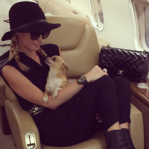 Paris Hilton et son chien Peter Pan / photo postée sur le compte Instagram de l'héritière américaine.