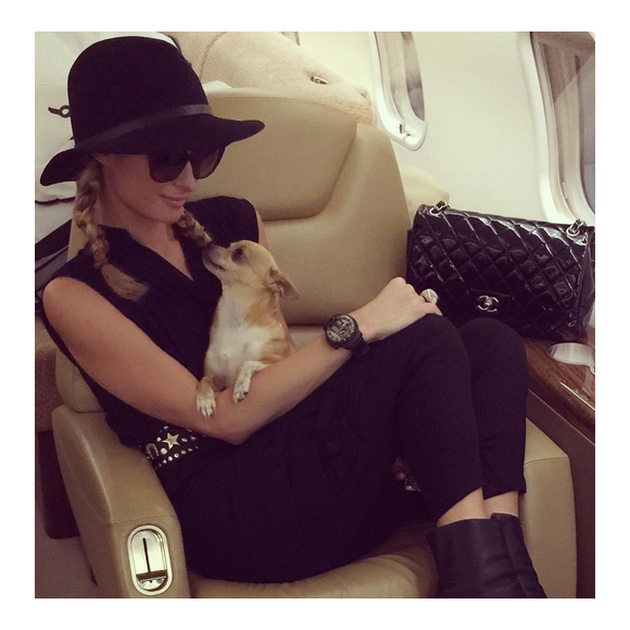 Paris Hilton et son chien Peter Pan / photo postée sur le compte Instagram de l'héritière américaine.