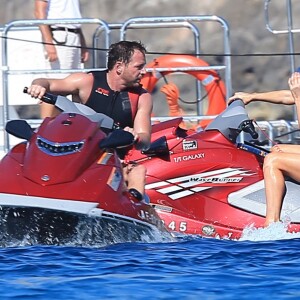 Paris Hilton s'éclate sur un jet ski pendant ses vacances dans les Baléares au large de Formentera le 9 juin 2015.