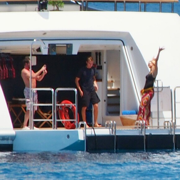 Paris Hilton en vacances à Formentera avec son boyfriend Thomas Gross le 9 juin 2015. Au menu, séance photo (Paris adore.....) , jet ski et farniente sur le pont supérieur. Hans Thomas Gross , le nouveau chéri de Paris Hilton, est le propriétaire du yacht Galaxy sur lequel ils passent ces vacances. Un modeste Yacht de 56m qu'il a loué à Sharon Stone pour le dernier Festival de Cannes ou encore à la chanteuse Rihanna. Hans Thomas Gross a fait fortune en créant et revendant une société d'information sportive, RunningBall AG.