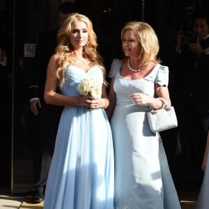 Paris Hilton et sa mère Kathy Hilton quittent l'hôtel Claridges à Londres, le 10 juillet 2015 pour aller au mariage de Nicky Hilton et de James Rotschild au palais de Kensington