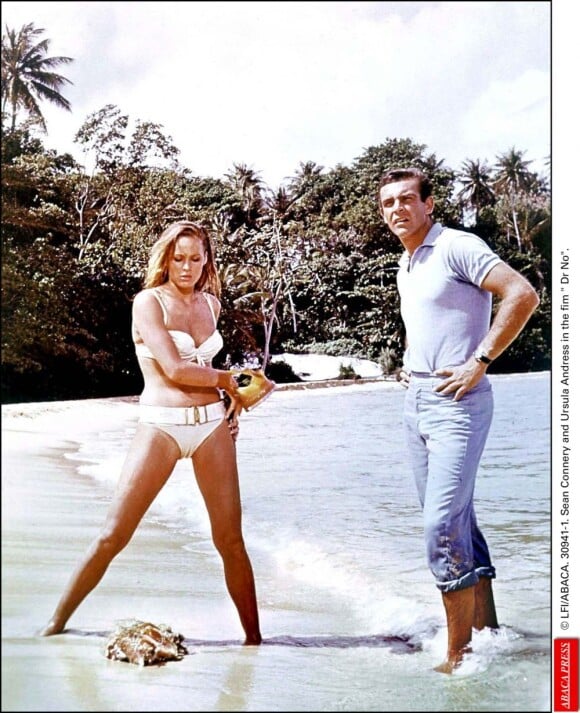 Sean Connery et Ursula Andress dans James Bond contre le Dr. No