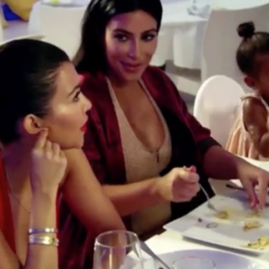 Kourtney Kardashian draguée durant un dîner dans la bande-annonce de la nouvelle saison de Keeping up with the Kardashians