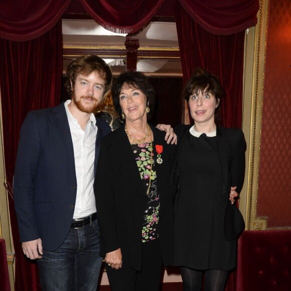 Anny Duperey, son fils Gaël Giraudeau et sa compagne Anne Auffret - Anny Duperey reçoit la médaille d'Officier de la Légion d'Honneur au théâtre du Palais Royal à Paris. Le 6 octobre 2014.