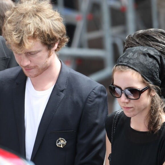 Gaël Giraudeau et Sara Giraudeau - Sortie des obsèques de l'acteur Bernard Giradeau à Paris. Le 23 juillet 2010.