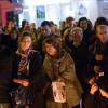 Les parisiens rendent hommage aux victimes des attentats terroristes devant 'hôtel restaurant "Le Carillon" et le restaurant "Le petit Cambodge", rue Alibert à Paris où plus d'une dizaine de personnes ont trouvé la mort le 13 novembre 2015 suite aux attentats qui ont ensanglanté la capitale