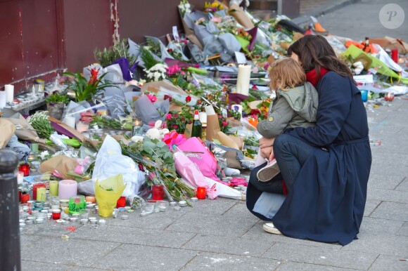 Les parisiens rendent hommage aux victimes des attentats terroristes devant 'hôtel restaurant "Le Carillon" et le restaurant "Le petit Cambodge", rue Alibert à Paris où plus d'une dizaine de personnes ont trouvé la mort le 13 novembre 2015 suite aux attentats qui ont ensanglanté la capitale