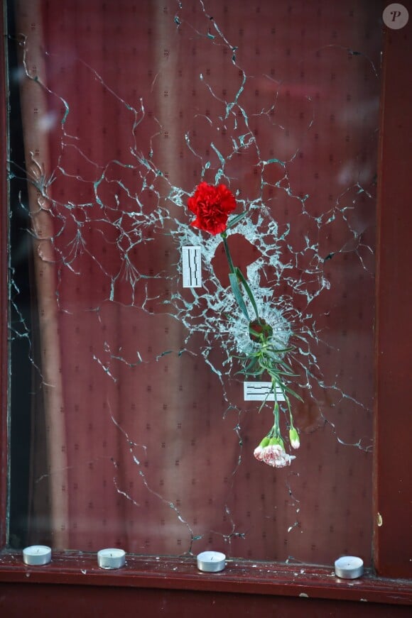 Les parisiens rendent hommage aux victimes des attentats terroristes devant 'hôtel restaurant "Le Carillon" et le restaurant "Le petit Cambodge", rue Alibert à Paris où plus d'une dizaine de personnes ont trouvé la mort le 13 novembre 2015 suite aux attentats qui ont ensanglanté la capitale