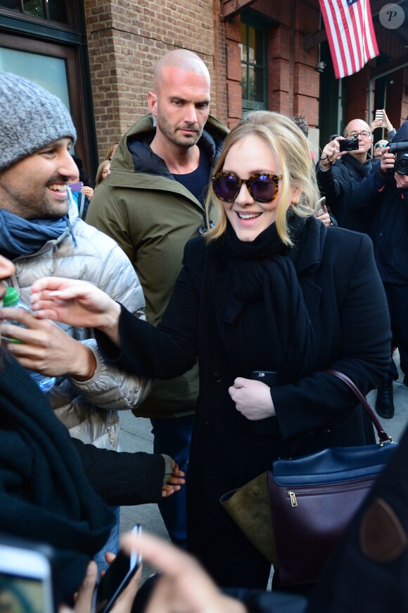 Adele fait du shopping et pause avec des fans dans le quartier de SoHo à New York, le 15 novembre 2015