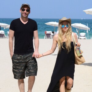 Exclusif - Avril Lavigne et son mari Chad Kroeger se promènent en amoureux sur une plage à Miami. Le 11 mai 2015