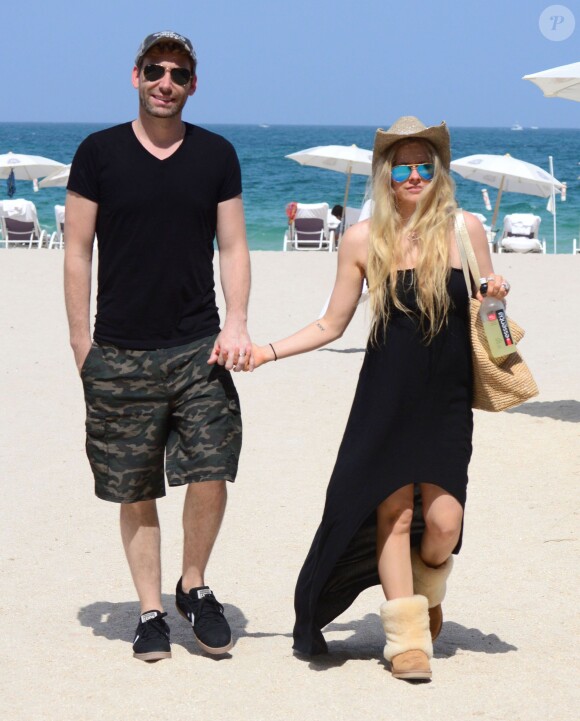 Exclusif - Avril Lavigne et son mari Chad Kroeger se promènent en amoureux sur une plage à Miami. Le 11 mai 2015