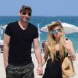 Exclusif - Avril Lavigne et son mari Chad Kroeger se promènent en amoureux sur une plage à Miami. Le 11 mai 2015