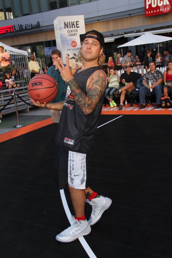 Ryan Cabrera - Josh Hutcherson lors du match de basket pour l'association "Straight But Not Narrow" a Los Angeles, le 9 out 2013.
