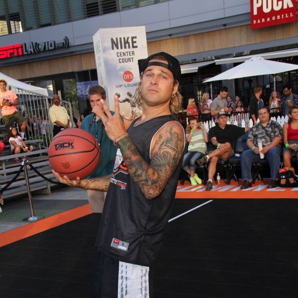 Ryan Cabrera - Josh Hutcherson lors du match de basket pour l'association "Straight But Not Narrow" a Los Angeles, le 9 out 2013.