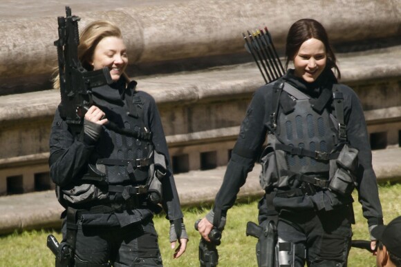 Natalie Dormer et Jennifer Lawrence sur le tournage du film "Hunger Games : La révolte" à Noisy-le-Grand le 15 mai 2014.