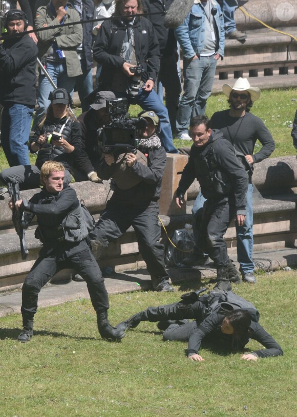Jennifer Lawrence, Liam Hemsworth et Josh Hutcherson tournent des séquences d'action pour Hunger Games à Noisy Le Grand, près de Paris, le 14 ai 2014.