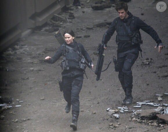 Jennifer Lawrence et Liam Hemsworth sur le tournage du troisième film "Hunger Games : La révolte" à Paris, le 13 mai 2014.
