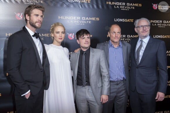 Liam Hemsworth, Jennifer Lawrence, Josh Hutcherson, Francis Lawrence et Woody Harrelson lors de la première du film "Hunger Games - La Révolte : Part 2" au Grand Rex à Paris, le 9 novembre 2015.