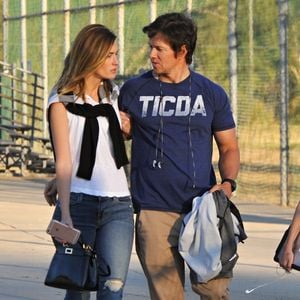 Mark Wahlberg et sa femme Rhea Durham soutiennent leur fils Michael lors d'un match de football à Woodland Hills, le 14 novembre 2015