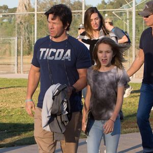 Mark Wahlberg et sa femme Rhea Durham soutiennent leur fils Michael lors d'un match de football à Woodland Hills, le 14 novembre 2015