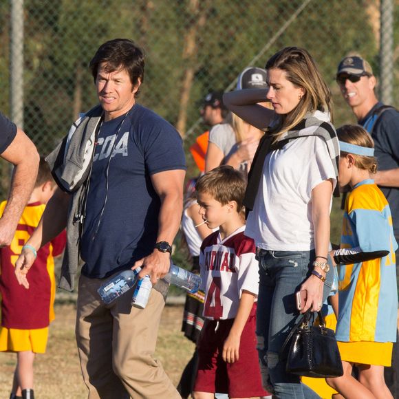 Mark Wahlberg et sa femme Rhea Durham soutiennent leur fils Michael lors d'un match de football à Woodland Hills, le 14 novembre 2015