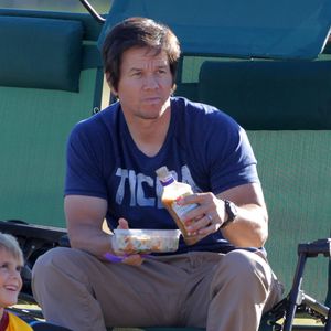 Mark Wahlberg et sa femme Rhea Durham soutiennent leur fils Michael lors d'un match de football à Woodland Hills, le 14 novembre 2015