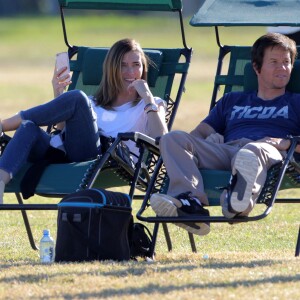 Mark Wahlberg et sa femme Rhea Durham soutiennent leur fils Michael lors d'un match de football à Woodland Hills, le 14 novembre 2015