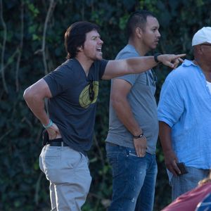 Mark Wahlberg et sa femme Rhea Durham soutiennent leur fils pendant un match de football à Woodland Hills le 7 novembre 2015.
