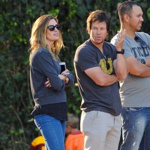 Mark Wahlberg et sa femme Rhea Durham soutiennent leur fils pendant un match de football à Woodland Hills le 7 novembre 2015.