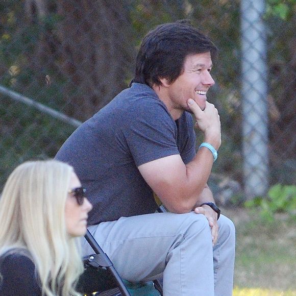 Mark Wahlberg et sa femme Rhea Durham soutiennent leur fils pendant un match de football à Woodland Hills le 7 novembre 2015.