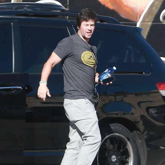 Exclusif - Mark Wahlberg et sa fille Ella d'arrêtent pour prendre en photo la façade de Floyd's Barber Shop à Sherman Oaks le 7 novembre 2015.