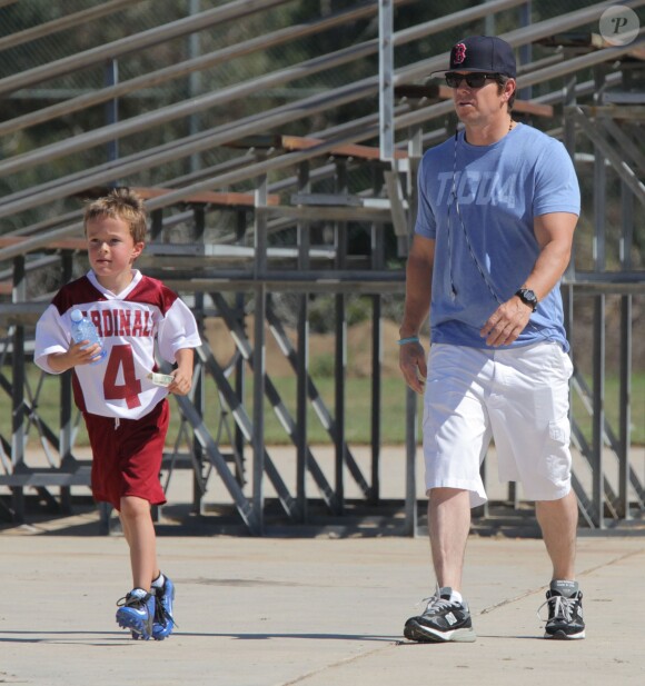 Exclusif - Mark Wahlberg emmène son fils Michael a son match de football américain à Brentwood le 10 octobre 2015.