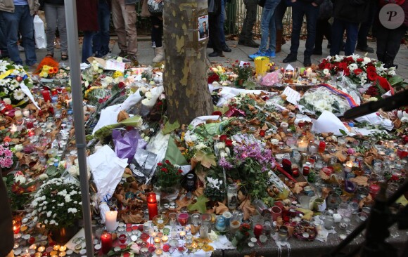 Hommage devant le Bataclan, des fleurs et bougies pour les 89 personnes qui ont perdu la vie entre ces quatre murs. Le vendredi 13 novembre, le groupe Eagles of Death metal jouait devant 1500 fans. ©Denis Guignebourg/Bestimage