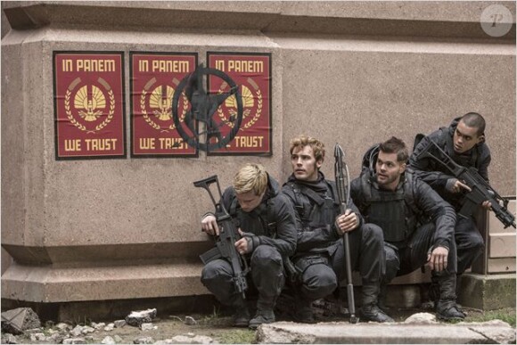 Evan Ross, Josh Hutcherson, Sam Claflin, Wes Chatham dans Hunger Games - La Révolte : Partie 2.