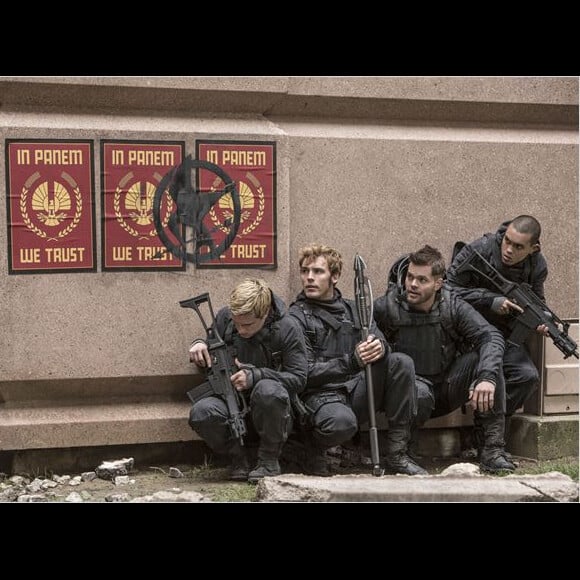 Evan Ross, Josh Hutcherson, Sam Claflin, Wes Chatham dans Hunger Games - La Révolte : Partie 2.