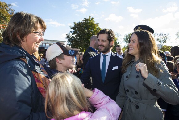 Le prince Carl Philip et la princesse Sofia de Suède lors de l'inauguration du programme "Sports Without Borders" à Lommarskolan le 12 octobre 2015