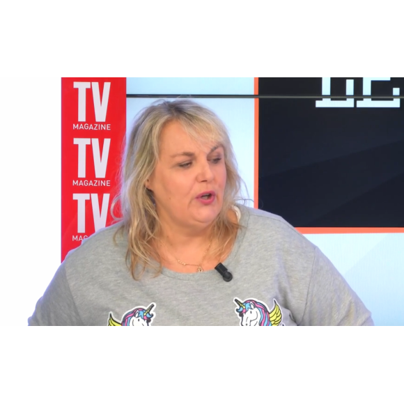 L'animatrice Valérie Damidot pousse coup de gueule contre ceux qui ont critiqué son travail dans D&CO sur M6 sur le plateau Buzz TV. Novembre 2015.