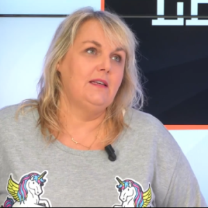 Valérie Damidot pousse un nouveau coup de gueule contre ceux qui ont critiqué son travail dans D&CO sur M6 sur le plateau Buzz TV. Novembre 2015.