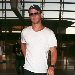 Chris Hemsworth arrive à l'aéroport de LAX à Los Angeles, le 19 novembre 2015.
