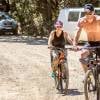 Exclusif - Elsa Pataky et son mari Chris Hemsworth font une sortie à vélo avec leurs enfants Tristan et Sasha à Byron Bay (Australie) le 18 septembre 2015.