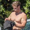 Exclusif - Chris Hemsworth nous dévoile son torse musclé et ses abdos après une séance de surf en Australie à Byron Bay le 14 septembre 2015.