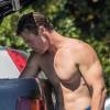 Exclusif - Chris Hemsworth nous dévoile son torse musclé et ses abdos après une séance de surf en Australie à Byron Bay le 14 septembre 2015.