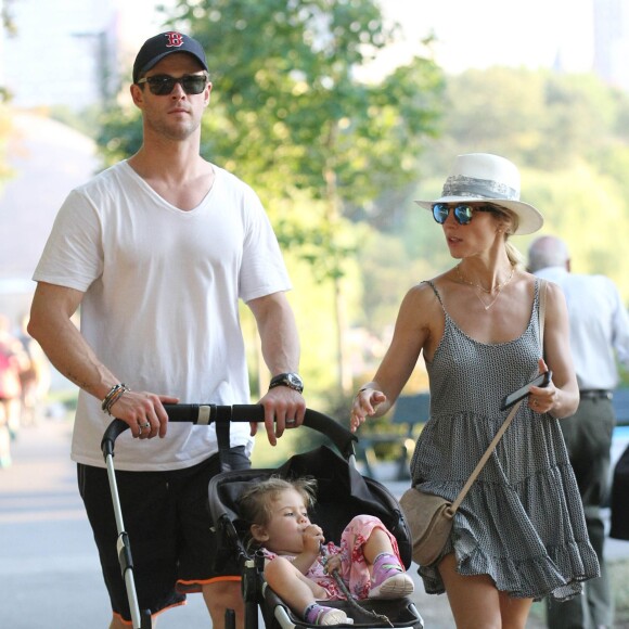 Exclusif - Chris Hemsworth et sa femme Elsa Pataky se promènent avec leur fille India dans un parc à Boston, le 19 août 2015.