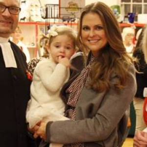 La princesse Madeleine de Suède et sa fille la princesse Leonore, 1 an, au marché de Noël de l'Eglise suédoise à Londres, en novembre 2015.