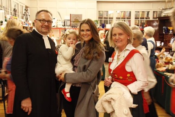 La princesse Madeleine de Suède et sa fille la princesse Leonore, 1 an, au marché de Noël de l'Eglise suédoise à Londres, en novembre 2015.