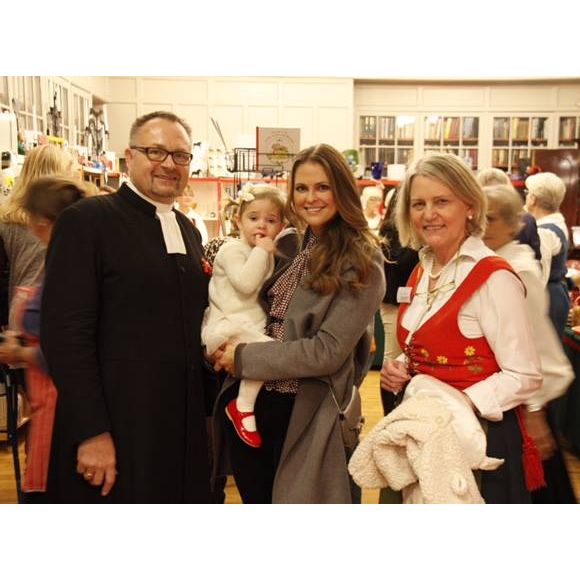 La princesse Madeleine de Suède et sa fille la princesse Leonore, 1 an, au marché de Noël de l'Eglise suédoise à Londres, en novembre 2015.